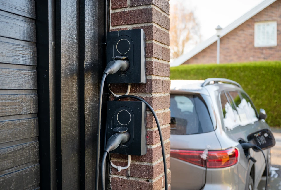 Chargement de voiture électrique à la maison, à partir d'une boîte murale installée