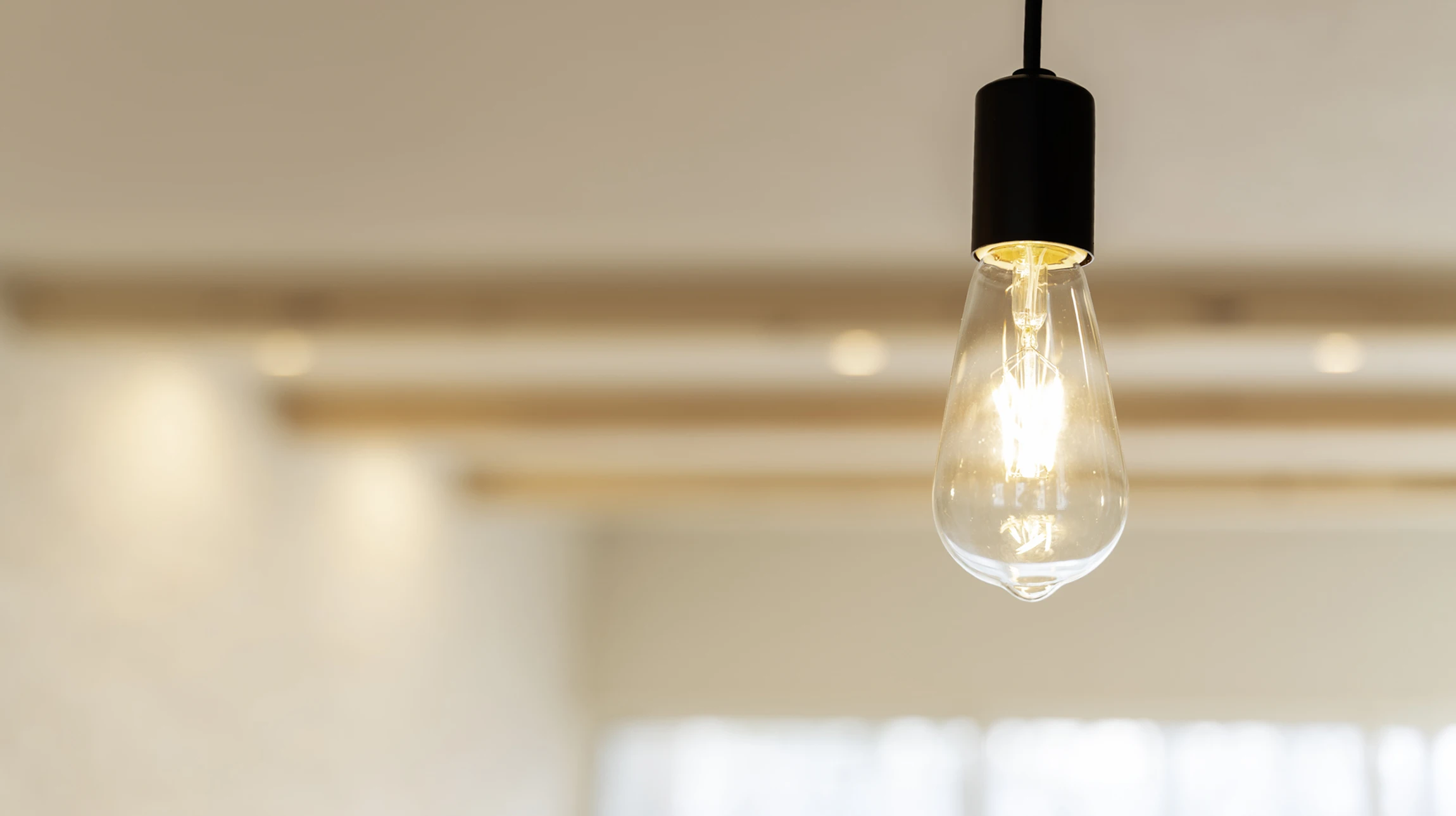 Électricien professionnel en gants de protection installant des prises électriques murales dans un intérieur résidentiel