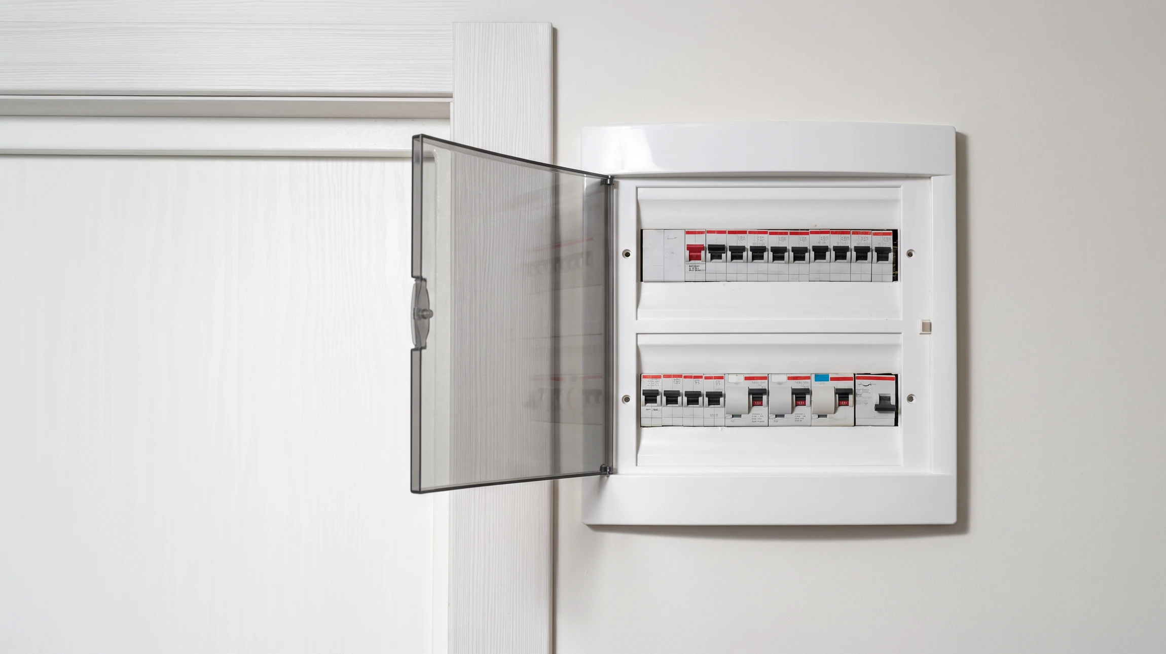Électricien travaillant à l'installation d'un système électrique dans une maison en cours de réforme