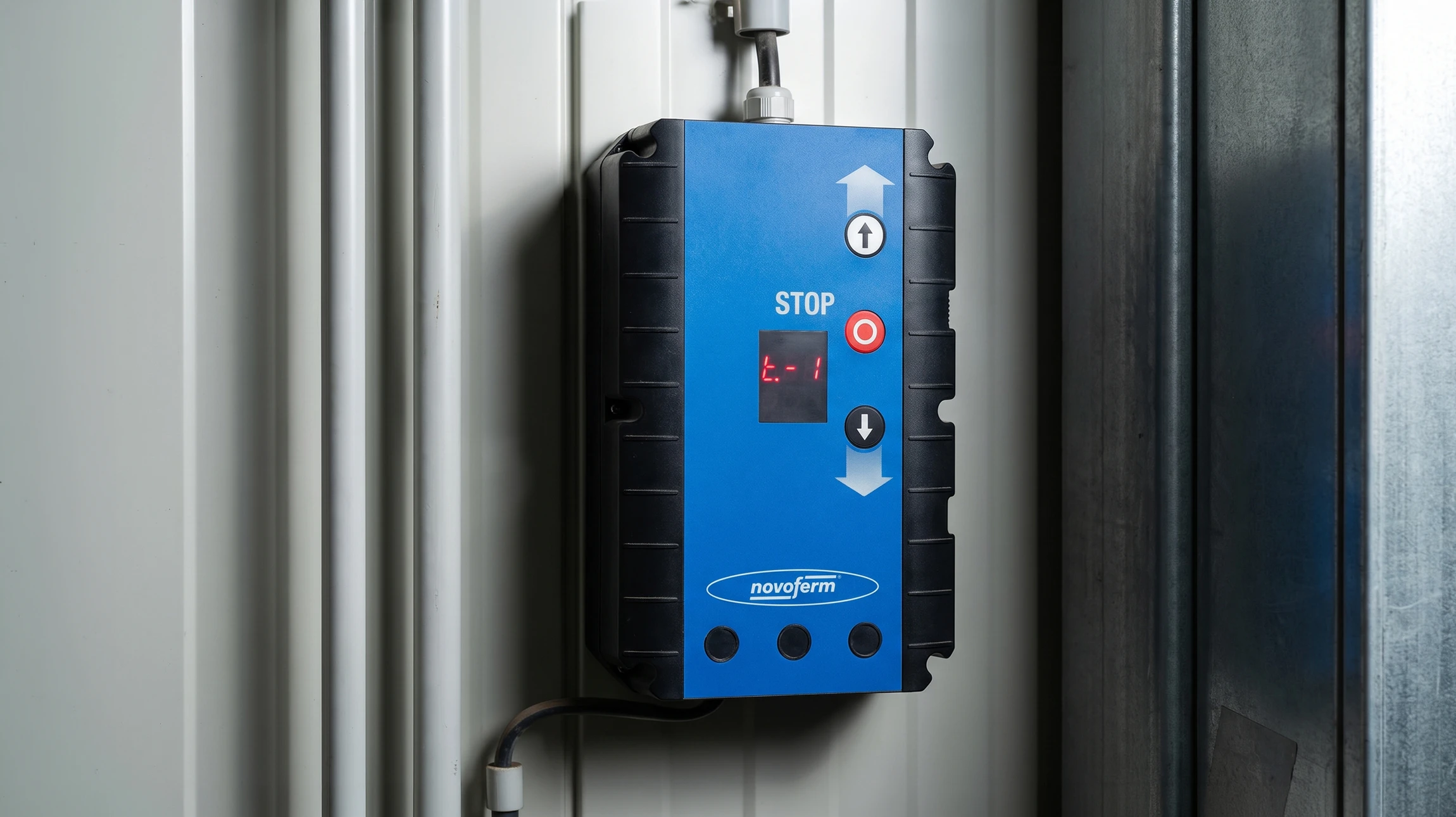 Électricien en combinaison à carreaux et gants verts haute visibilité travaillant sur tableau électrique ouvert