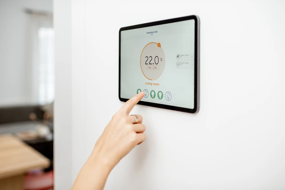 Un électricien masculin certifié installe un chargeur EV à domicile