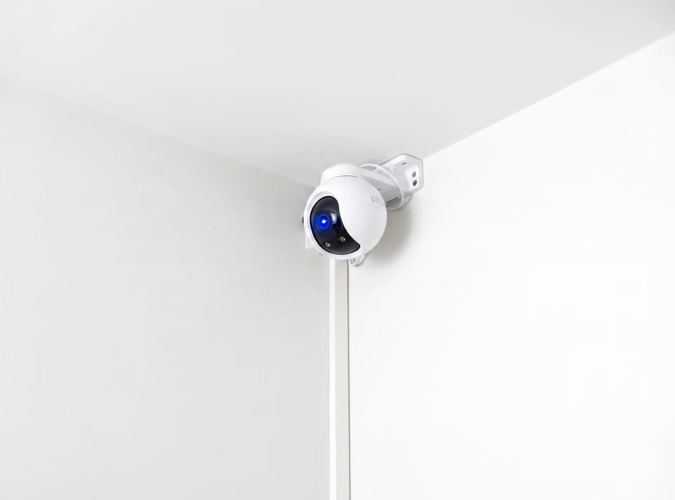 Électricien professionnel effectuant des mesures électriques dans un intérieur résidentiel